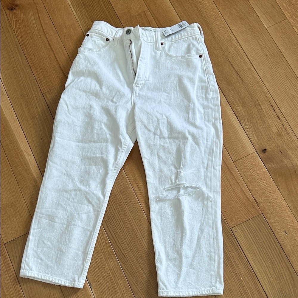 Abercrombie & Fitch White Relaxed women’s  jeans